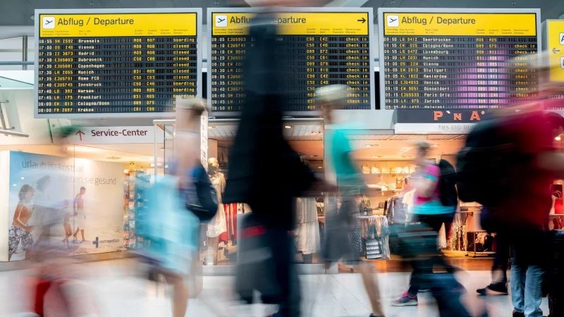 Flug verpasst: Wer bei der Anreise zum Flughafen kein ausreichendes Sicherheitspolster einrechnet, muss damit rechnen, dass auch eine abgeschlossene Reiser&uuml;cktrittsversicherung die entstandenen Mehrkosten nicht tr&auml;gt. - &copy; Christoph Soeder/dpa/dpa-tmn