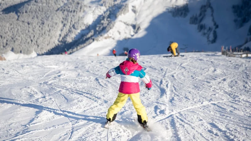 &laquo;Pizza!&raquo;: Die Skispitzen bewegen sich zueinander, die Enden auseinander - so bremst man. - &copy; Florian Schuh/dpa-tmn