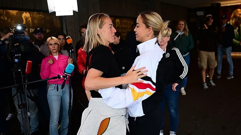 Bayern-Torj&auml;gerin Lea Sch&uuml;ller (li.) fehlt Bundestrainer Christian W&uuml;ck gegen Spanien. (Archivbild) - &copy; Sebastian Christoph Gollnow/dpa