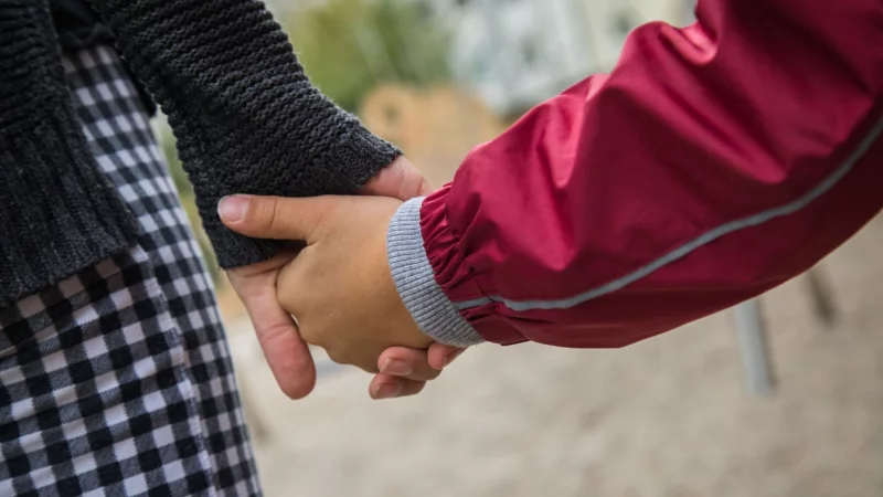 Als Bezugsperson da sein, wenn man gebraucht wird &ndash; so gelingt es, die seelische Gesundheit von Kindern und Jugendlichen zu st&auml;rken. - &copy; Christin Klose/dpa-tmn