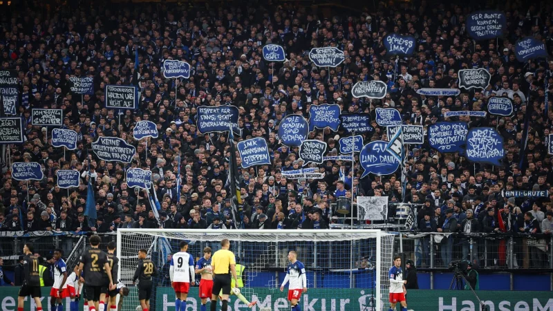 Fanproteste beim Bundesliga-Spiel Hamburger SV - VfB Stuttgart. - © Christian Charisius/dpa