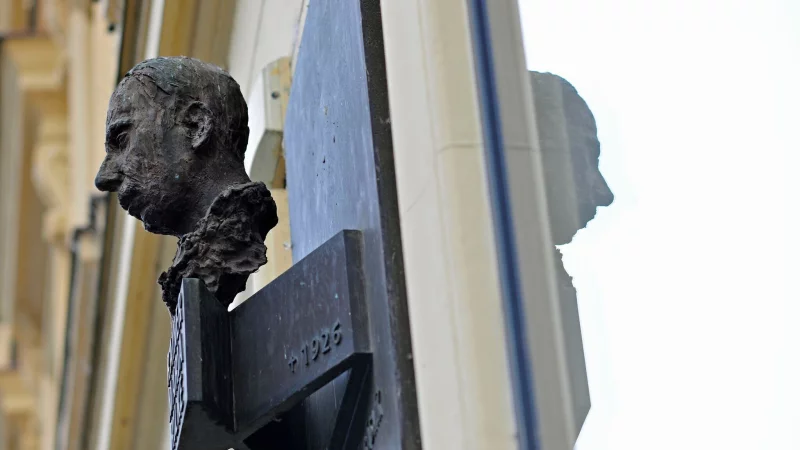In Prag erinnert eine Büste an den Schriftsteller Rainer Maria Rilke (1875-1926). Hier besuchte er die Volksschule. - © Michael Heitmann/dpa
