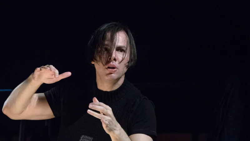 Teodor Currentzis dirigiert bei den Salzburger Festspielen 2026 die Bizet-Oper «Carmen». (Archivfoto) - © Sebastian Gollnow/dpa