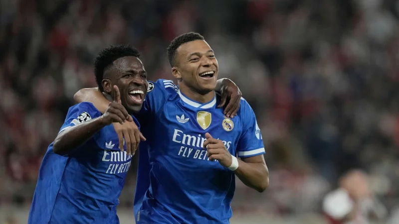 Kylian Mbapp&eacute; (r) und Vinicius Junior von Real Madrid feiern den Champions-League-Sieg in Pir&auml;us. - &copy; Petros Giannakouris/AP/dpa