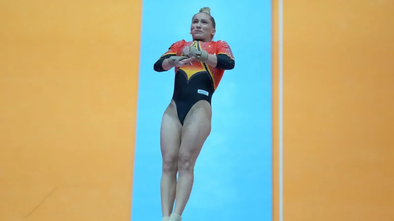 Auf dem Weg zur Final-Qualifikation: Karina Schönmaier beim Sprung. - © Tatan Syuflana/AP/dpa