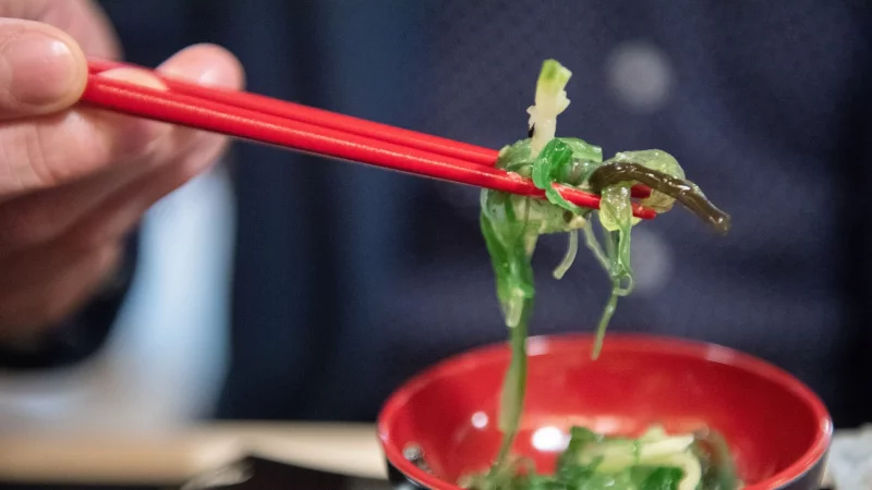 Viele Algenprodukte bieten keine klaren Angaben zum Jodgehalt: Verbraucher erhalten oft keine Orientierung zur sicheren Verzehrmenge. - &copy; Andrea Warnecke/dpa-tmn