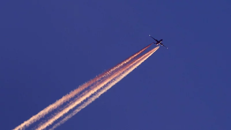 Der &ouml;kologische Fu&szlig;abdruck einer Flugreise bleibt trotz Ausgleichszahlung bestehen: Fl&uuml;ge zu vermeiden, ist immer noch der wirksamste Beitrag zum Klimaschutz. - &copy; Karl-Josef Hildenbrand/dpa/dpa-tmn