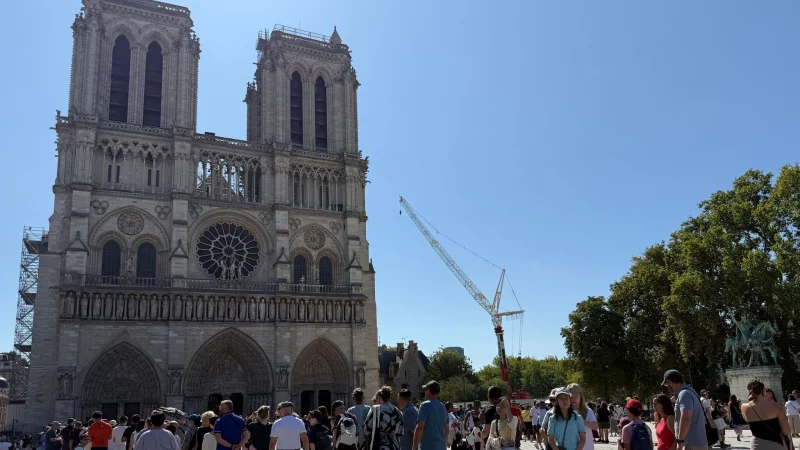 Seit ihrer Wiedereröffnung strömen mehr Menschen denn je in die Pariser Kathedrale. (Archivbild) - © Rachel Sommer/dpa