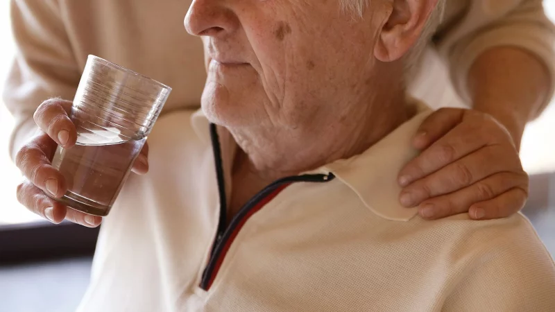 Die Pflege eines Angeh&ouml;rigen kann sowohl k&ouml;rperlich, als auch emotional ziemlich anstrengend sein. - &copy; Mascha Brichta/dpa Themendienst/dpa-tmn