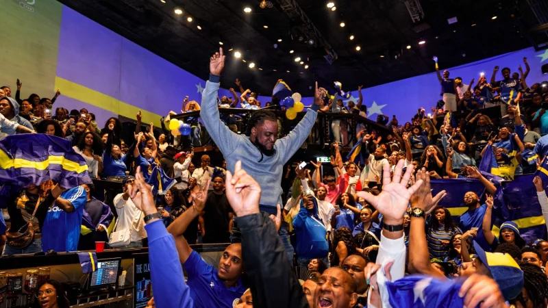 Die Fans der Insel-Auswahl feierten den Moment f&uuml;r die Geschichtsb&uuml;cher. - &copy; Marco Van Der Caaij/ANP/dpa