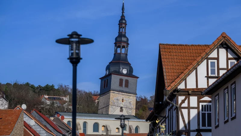 Mit einem Überhang von inzwischen 4,86 Metern ragt der Turm der Oberkirche über die Hausdächer von Bad Frankenhausen. - © Hendrik Schmidt/dpa/dpa-tmn