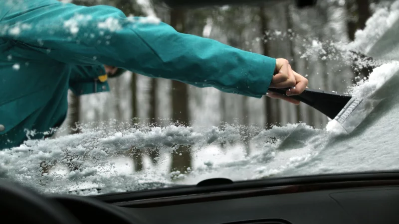 Das Freikratzen aller Autoscheiben von Eis und Schnee ist Pflicht: Ein kleines Guckloch reicht nicht aus und kann ein Bußgeld nach sich ziehen. - © Ina Fassbender/dpa-tmn