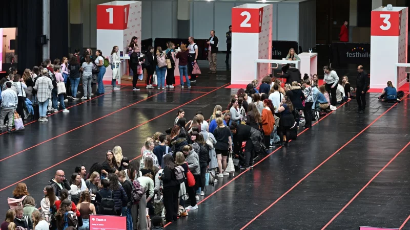 Warten auf Antonia Wesseling (links) und SenLinYu (rechts). - © Michael Brandt/dpa