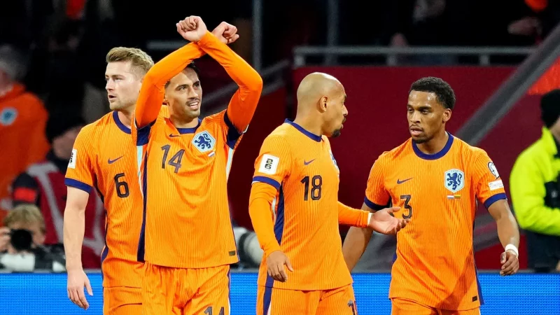 Tijjani Reijnders (vorne) brachte die Niederl&auml;nder in F&uuml;hrung - &copy; Peter Dejong/AP/dpa