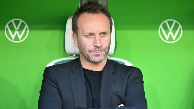 Muss viel nachdenken: VfL Wolfsburgs Sportchef Sebastian Schindzielorz - © Swen Pförtner/dpa