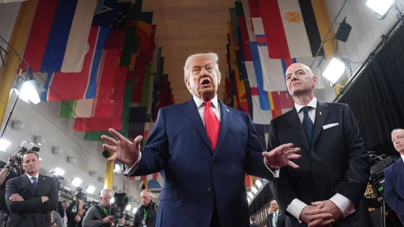 Donald Trump (l) und Gianni Infantino präsentieren sich auf dem roten Teppich. - © Evan Vucci/AP/dpa