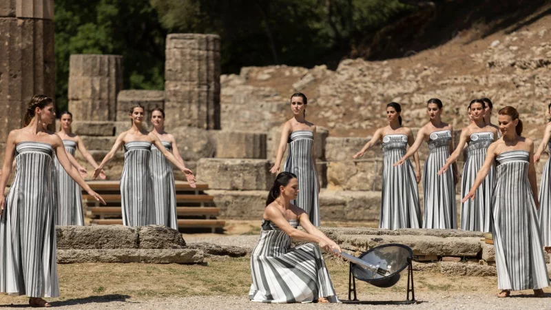 Wenn die Sonne nicht scheint, funktioniert es auch nicht mit der Entzündung des olympischen Feuers unter freiem Himmel. (Archivbild) - © Socrates Baltagiannis/dpa