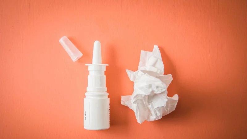 Abschwellende Nasensprays sollte man höchstens sieben Tage am Stück anwenden. - © Christin Klose/dpa-tmn