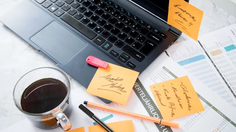Handschriftliche Notizen und To-do-Listen unterstützen die Konzentration – ohne digitale Ablenkungen. - © Christin Klose/dpa-tmn