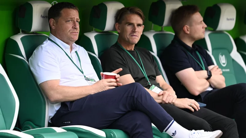 In Wolfsburg im Gespr&auml;ch: Bayern-Sportchef Christoph Freund (M.) (Archivbild) - &copy; Swen Pf&ouml;rtner/dpa