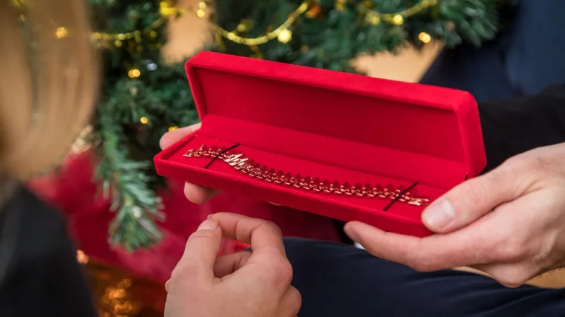 Zu teuer gibt\\\'s nicht: An Weihnachten sitzt das Geld für Geschenke oft deutlich lockerer. - © Christin Klose/dpa-tmn