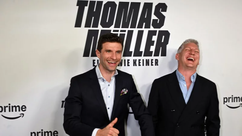 Thomas M&uuml;ller (links) und Bastian Schweinsteiger spielten lange erfolgreich beim FC Bayern. (Archivfoto) - &copy; Felix H&ouml;rhager/dpa