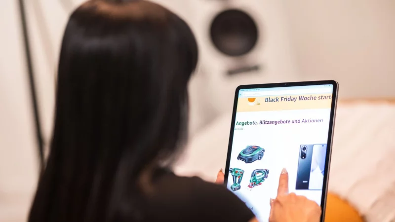 Skepsis bei Rabattaktionen: Bei Aktionszeiträumen wie dem Black Friday sollte man einen klaren Kopf bewahren und zunächst Angebot und Preise überprüfen. - © Mohssen Assanimoghaddam/dpa/dpa-tmn
