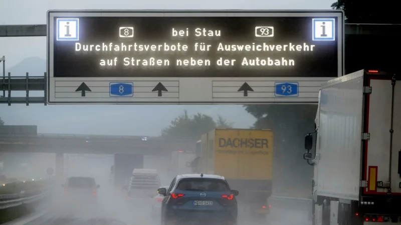 In Tirol gelten ab dem 20. Dezember wieder Fahrverbote auf Ausweichrouten: Auch in Bayern wurden an wichtigen Autobahnausfahrten Fahrverbote eingeführt, um den Ausweichverkehr in Richtung Salzburg und Kufstein zu unterbinden. - © Peter Kneffel/dpa