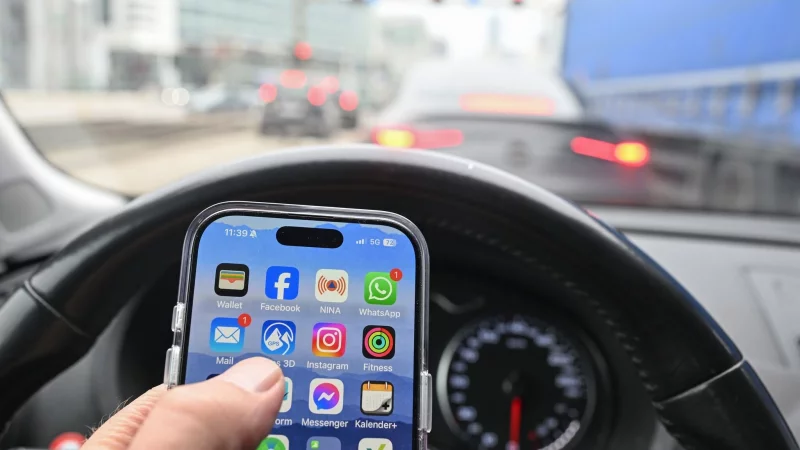 Nein, schlechte Idee: Wer im Auto ein Smartphone nutzen will, f&auml;hrt besser rechts ran - und schaltet den Motor ab. Sonst k&ouml;nnte es teuer werden - gef&auml;hrlich allemal. - &copy; Bernd Wei&szlig;brod/dpa