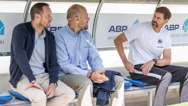 Die Wege der Fürther Verantwortlichen und von Trainer Kleine (r) trennen sich. (Archivbild) - © Andreas Gora/dpa