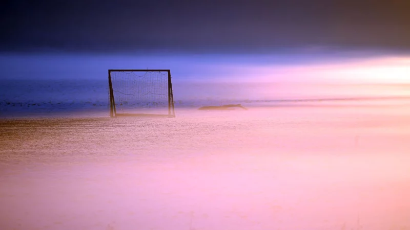 Ist da Weite oder Leere? Alleinsein kann sich unterschiedlich anfühlen. - © Federico Gambarini/dpa/dpa-tmn