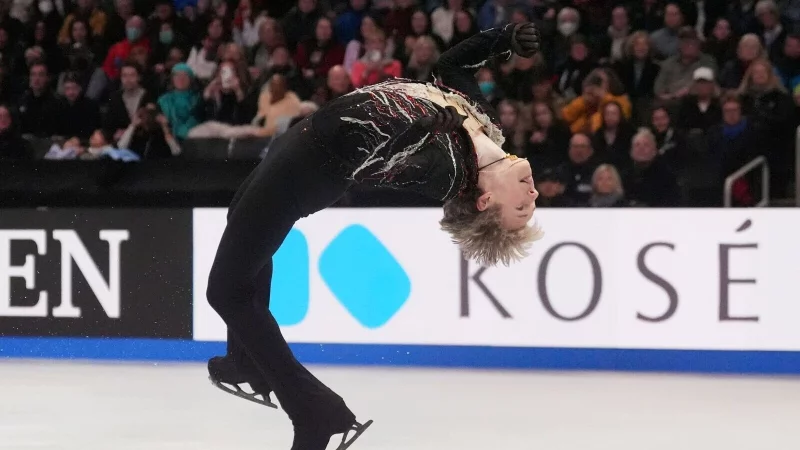 Zeigte auch dieses Mal wieder eine spektakul&auml;re Flugshow: Ilia Malinin aus den USA. (Archivbild) - &copy; Charles Krupa/AP/dpa