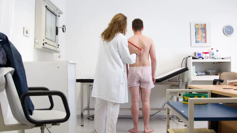 Ab 2026 sollen alle jungen Männer ab Jahrgang 2008 zu einer Musterung eingeladen werden: Die gesundheitliche Eignung wird dabei geprüft. - © Friso Gentsch/dpa/dpa-tmn