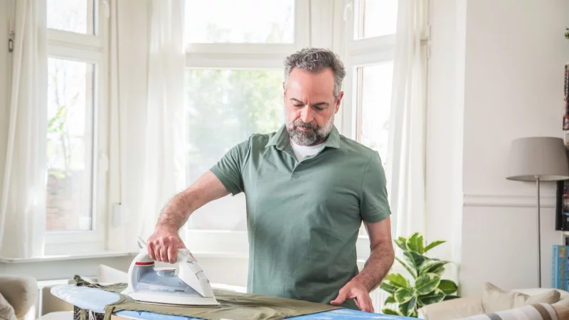Immer mehr Menschen in Deutschland pflegen ihre Angehörigen zu Hause, oft neben Beruf und Familie. Die Zahl der Pflegebedürftigen hat sich seit 2015 verdoppelt. - © Christin Klose/dpa-tmn