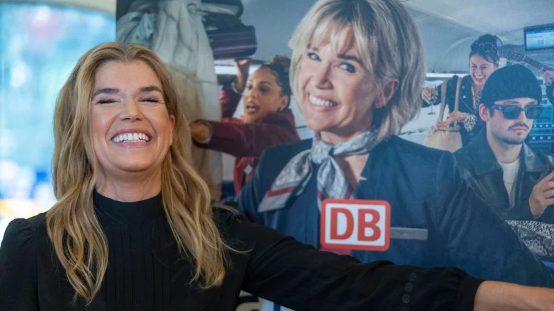 Mit Humor den Alltag im Zug erz&auml;hlen. Engelke hat mit der Bahn eine Webserie gedreht - &copy; Helmut Fricke/dpa