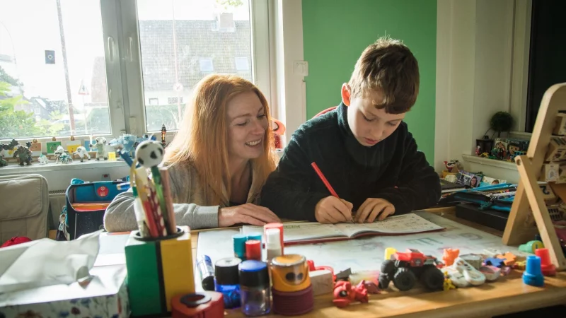 Worte prägen das Selbstbild: Positive Rückmeldungen stärken das Selbstwertgefühl von Kindern. - © Christin Klose/dpa-tmn