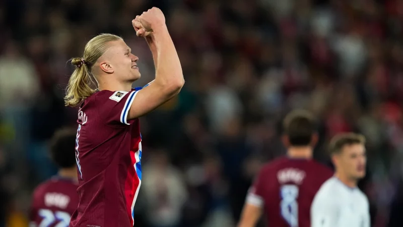 Durfte nach zwei verschossenen Elfmetern doch noch jubeln: Erling Haaland - © Fredrik Varfjell/NTB/dpa