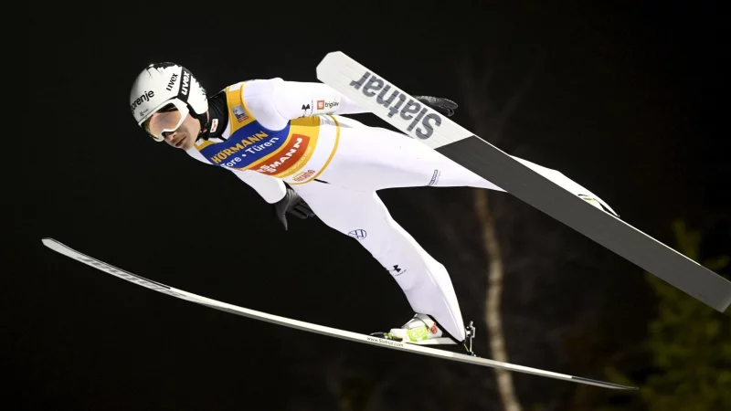 Bleibt im Gelben Trikot: Anze Lanisek. - © Vesa Moilanen/Lehtikuva/AP/dpa