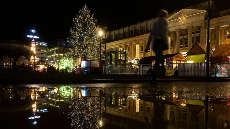 In der Weihnachtszeit verstärkt sich bei vielen Menschen das Gefühl von Einsamkeit. - © Marijan Murat/dpa/dpa-tmn