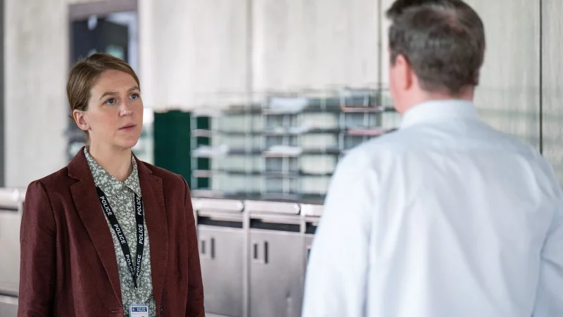 In einem für ihren Chef (Stuart McQuarrie) abgeschlossenen Fall stößt Sarah Collins (Gemma Whelan) auf eine neue Spur, der sie auf den Grund gehen möchte. - © -/ZDF/ITV/dpa