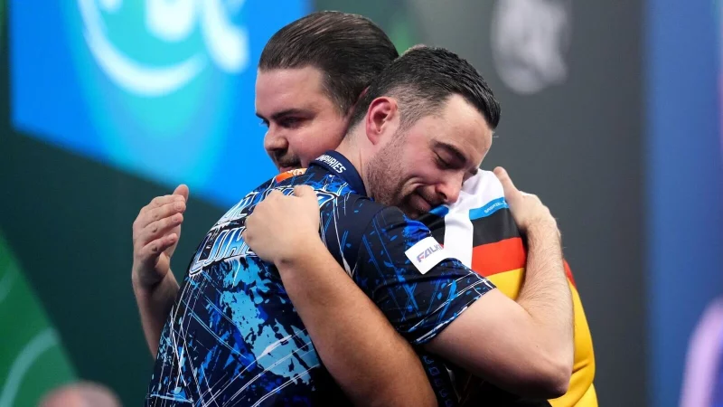 Humphries (l) macht Clemens Komplimente. - &copy; John Walton/PA Wire/dpa