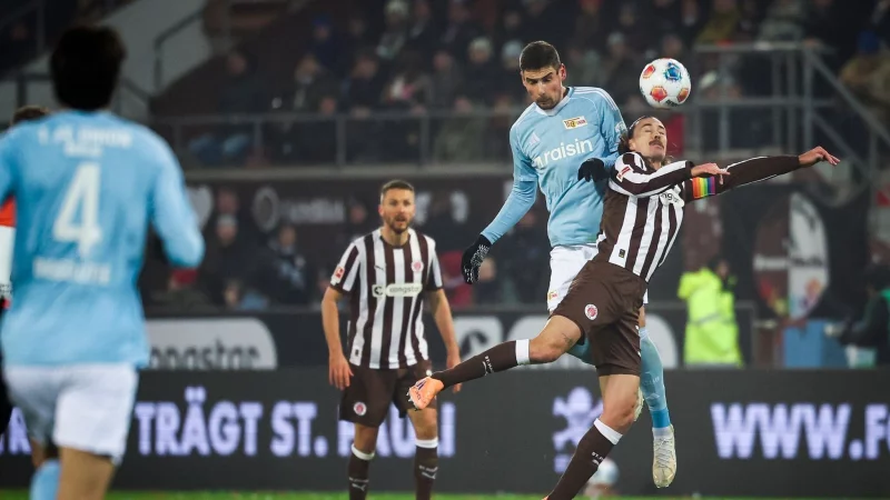 Zur&uuml;ck in der Startelf: St. Paulis Kapit&auml;n Jackson Irvine (r). - &copy; Christian Charisius/dpa