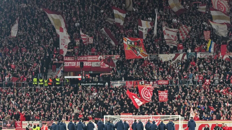 Mainzer Spieler lassen sich von der Fankurve f&uuml;r das 2:0 feiern - &copy; Torsten Silz/dpa