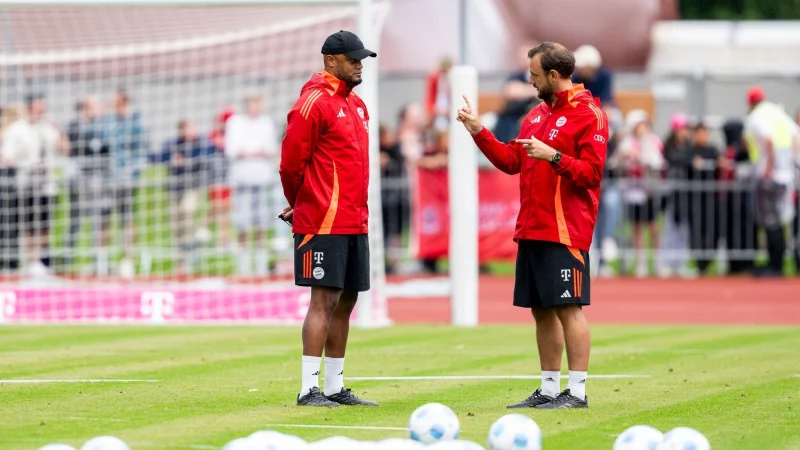 Arbeitet weiter mit Kompany zusammen: Assistenzcoach Maric (r). (Archivbild) - © David Inderlied/dpa