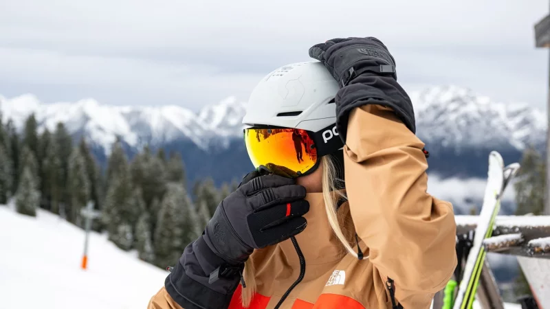 Sicherheit geht vor: Das Tragen eines Helms senkt das Risiko schwerer Kopfverletzungen beim Wintersport deutlich. - &copy; Benjamin Nolte/dpa-tmn