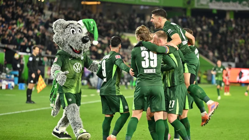 Wolfsburger Jubel mit Maskottchen. - © Swen Pförtner/dpa