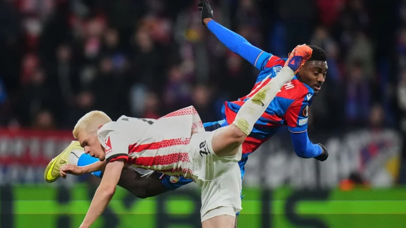 Umk&auml;mpftes Duell: Der SC Freiburg und Matthias Ginter (l.) spielen bei Viktoria Pilsen 0:0. - &copy; Petr David Josek/AP/dpa