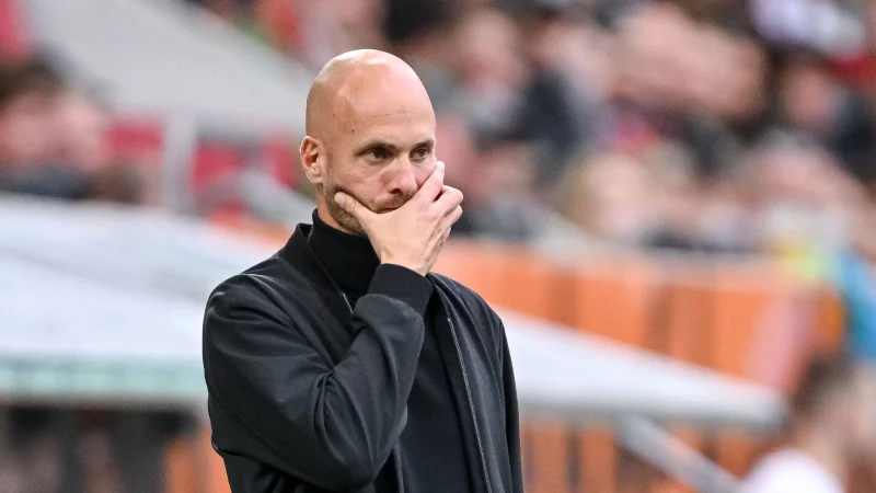 Was nun? VfL-Coach Paul Simonis reagiert in Augsburg sauer. - © Harry Langer/dpa