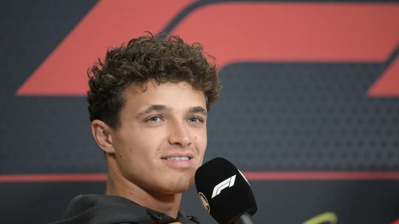 Eine Aktion mit anschließender Strafe für Red Bull amüsierte Lando Norris. - © Then Chih Wey/Xinhua/dpa