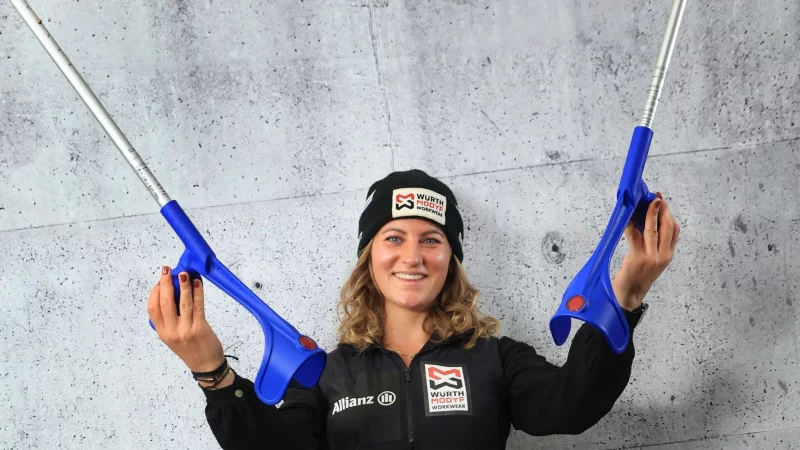 Derzeit an Krücken: Snowboarderin Ramona Hofmeister - © Karl-Josef Hildenbrand/dpa